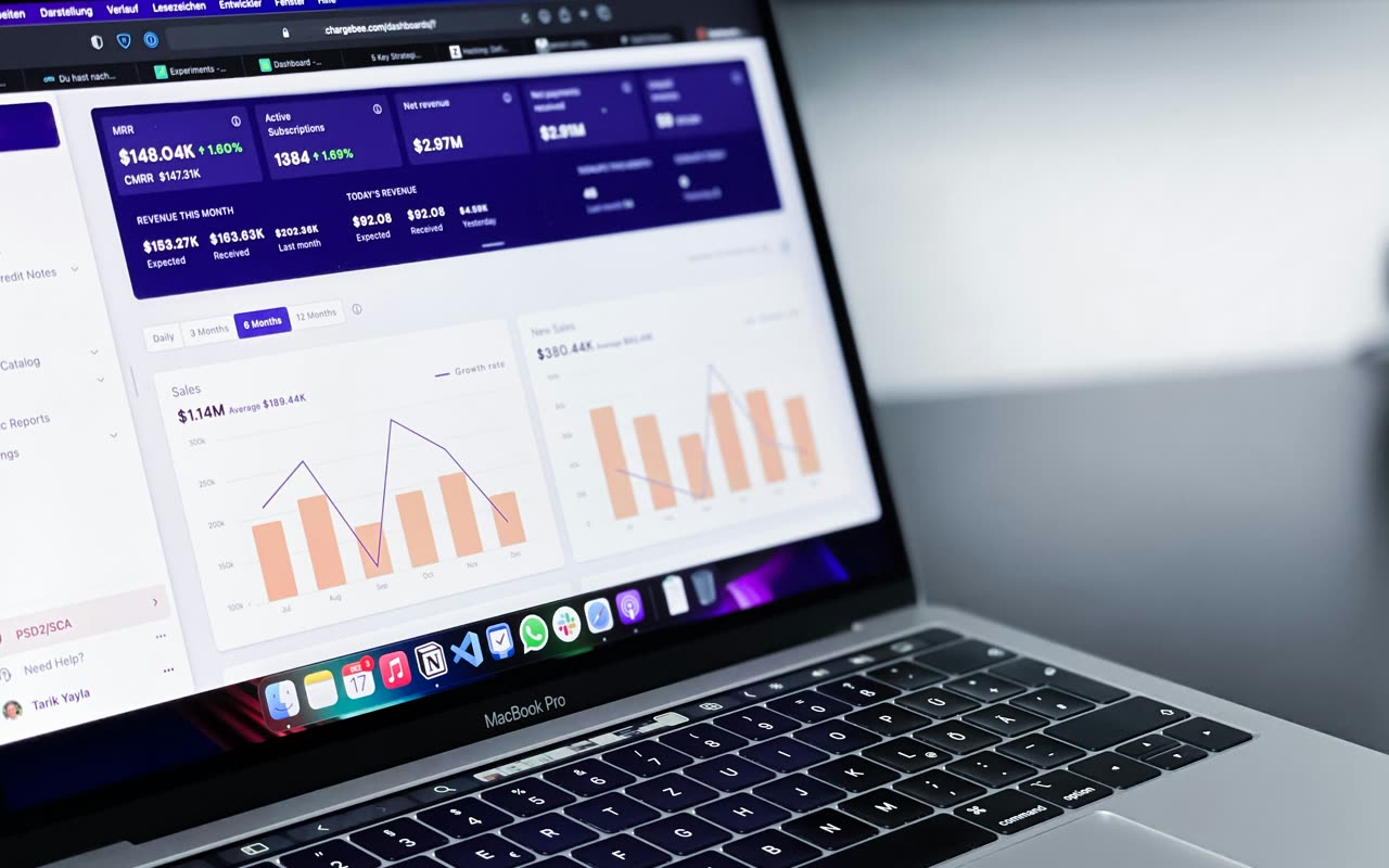 Painel de indicadores de negócio exibido em um notebook.