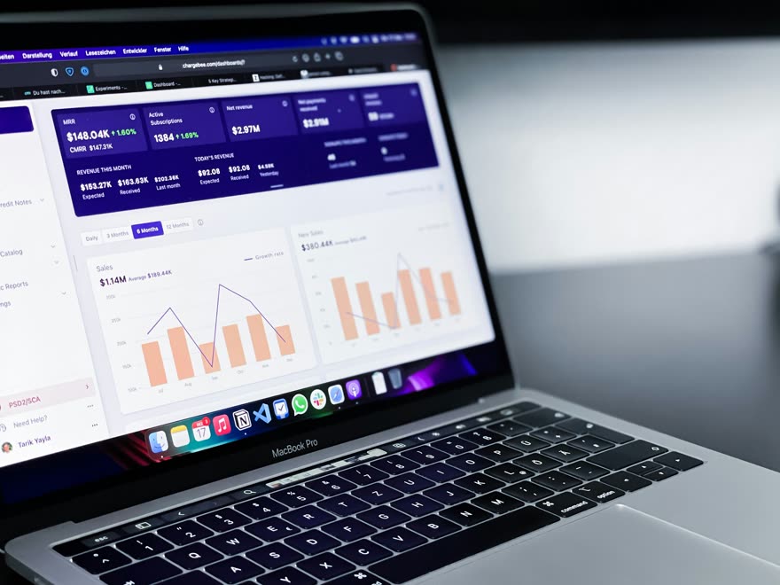 Notebook exibindo um painel de indicadores de negócio.