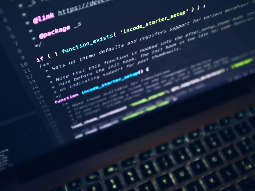 Editor de código em tons escuros exibido em uma tela.