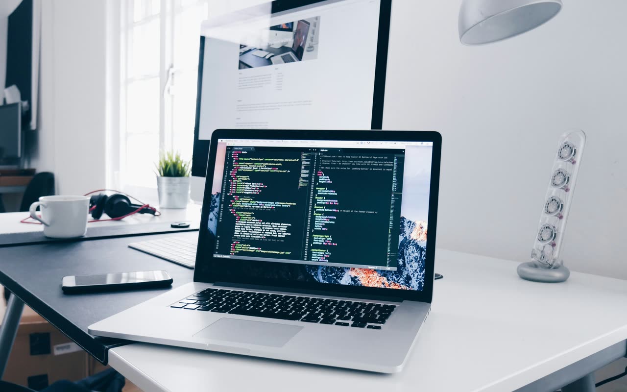 Código exibido em um monitor em um ambiente de desenvolvimento.